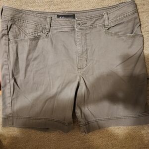 Lee Platinum Label, Stylish Women's Gray Shorts